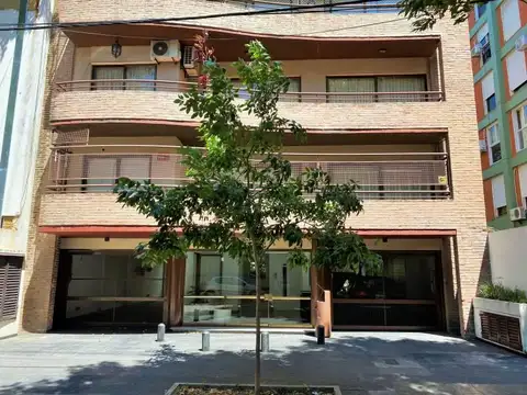 Piso de cuatro ambientes con cochera a la venta en el Centro de Martínez.