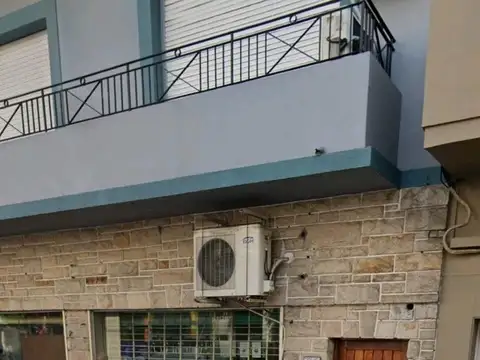 Casa contrafrente 4 ambientes en pleno centro