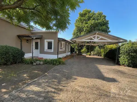 Muy linda casa en una planta en B°Cdo El Lago, Bella Vista