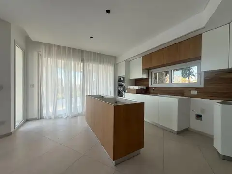 Casa en Alquiler al Este