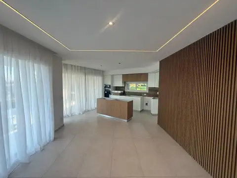 Casa en Alquiler con 5 cocheras