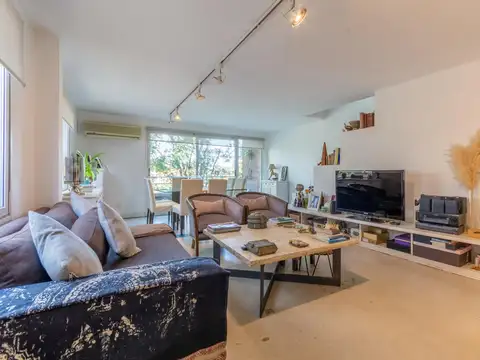Departamento triplex, en venta, frente al club CASI, 2 terrazas propias, parrilla, 2 cocheras.