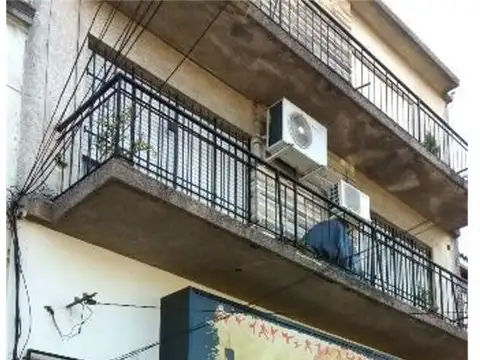 Alquiler de 3 ambientes sobre Roca al 2200 en un primer piso