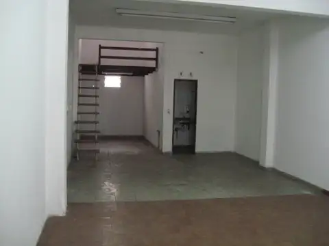 Local  en zona comercial 100m2