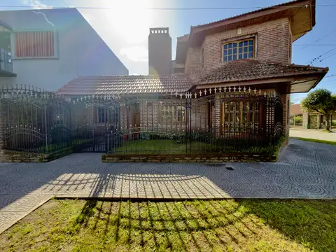 Casa En Venta, 3 Dormitorios, Patio, Garage, Parrilla, La Plata