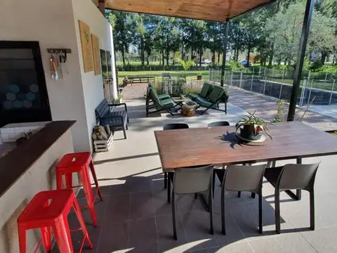 Casa 4 ambientes con 2 baños