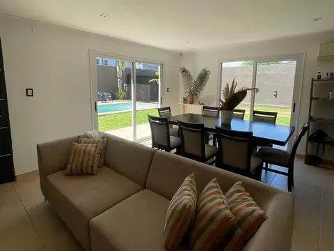 CASA EN ALQUILER DE 3 DORMITORIOS - AV. TAMBOR DE TACUARÍ Y COSTANERA (CFA239)
