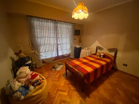 CASA DE 4 AMBIENTES CON GARAGE PARA 2 AUTOS - IMPECABLE