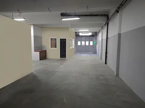 Depósito con oficinas en Coghlan 300m2 totales