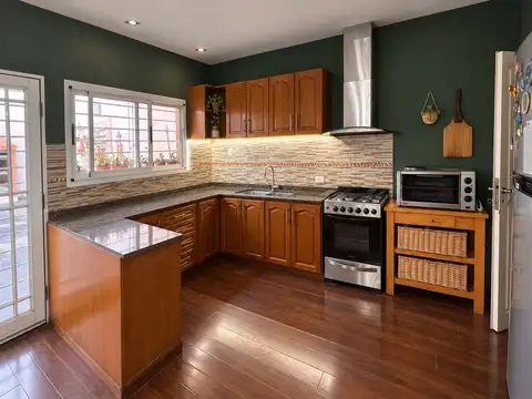 VENTA CASA 4 AMB CON GARAGE Y PATIO IMPECABLE