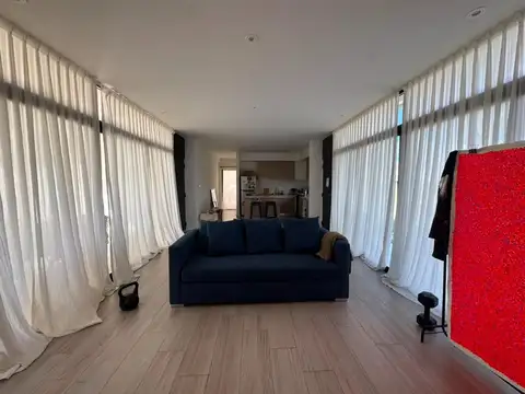 Casa en Alquiler con 3 cocheras