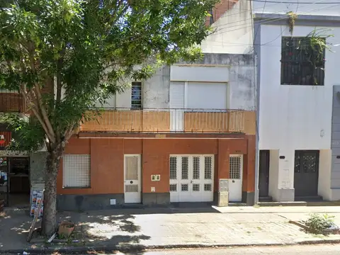 Casa de dos dormitorios con cochera y patio