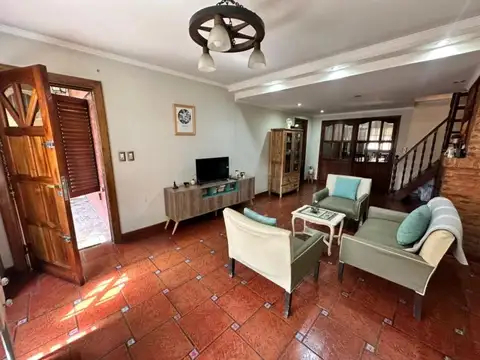 Casa en Venta con 2 cocheras