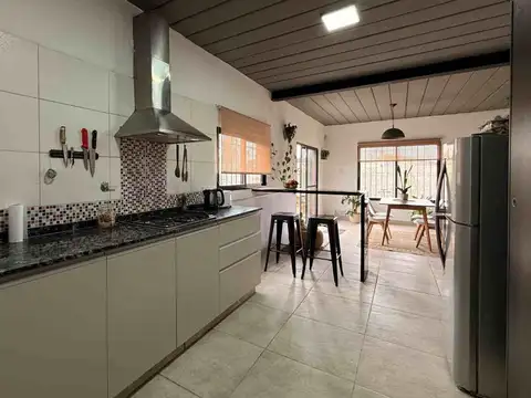 Casa en Venta con 3 cocheras