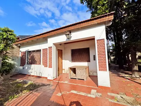 Casa 8 ambientes con 2 baños