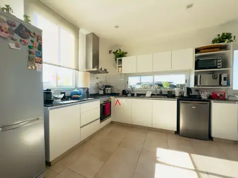 Casa 4 ambientes con 2 baños