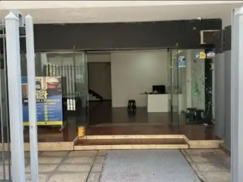 LOCAL EN VENTA  Y OFINA EN 1° PISO c/ COCHERA CENTRO/ MICROCEMTRO