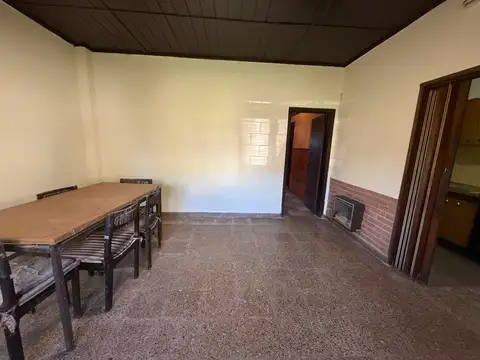Casa 4 ambientes con 2 baños