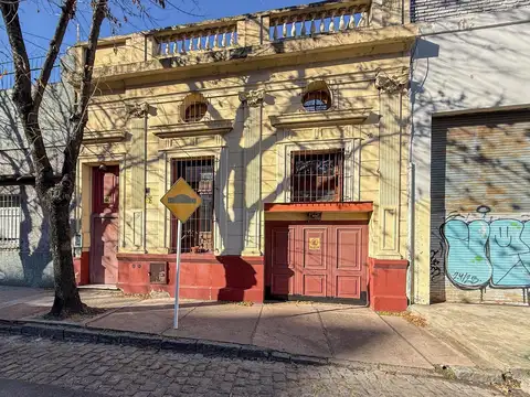 Casa en lote propio con cochera, terraza y espacio independiente – Barracas