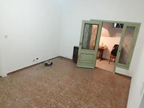 TIPO CASA DE 3 AMBIENTES   CON TERRAZA PROPIA   A 3 CUADRAS DE AV.SÁENZ   NO PAGA EXPENSAS ESCUCHO OFERTA URGENTE 