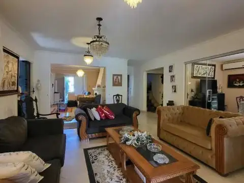 Casa 4 ambientes con 5 baños
