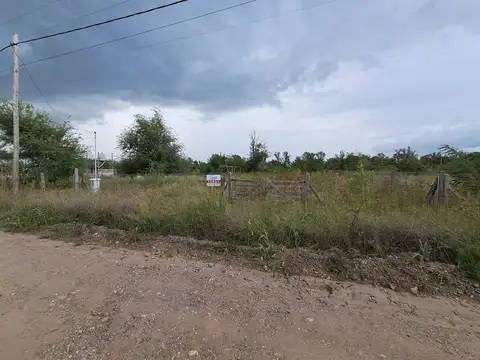 Terreno de 718m2 en Barrio Villa Galicia  con servicios de agua y luz funcionando