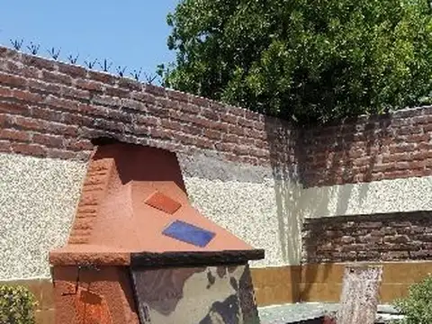 Venta Casa Chalet 4 amb c/cochera. Muy buena. Lomas de Zamora, Massenet y Rivera.