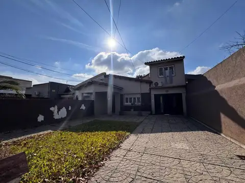 VENTA - CASA 6 AMBIENTES CON PARQUE- MERLO