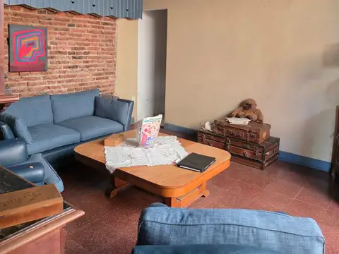 CASA  5 AMBIENTES COCHERA PARA 2 AUTOS - FONDO -  PILETA - QUINCHO - LAVADERO - LOTE 8,66x43 - EXCELENTE UBICACION