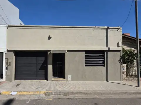 CASA  5 AMBIENTES COCHERA PARA 2 AUTOS - FONDO -  PILETA - QUINCHO - LAVADERO - LOTE 8,66x43 - EXCELENTE UBICACION