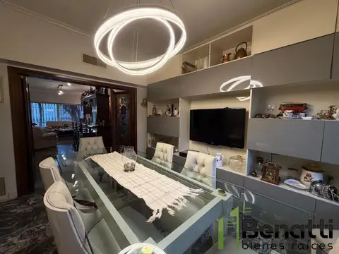 CASA 4 AMBIENTES CON JARDIN Y GARAJE EN VENTA.