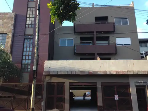 EXCELENTE Y ÚNICO EN LA ZONA, UN AMBIENTE Y MEDIO CON PATIO Y BALCÓN ATERRAZADO!