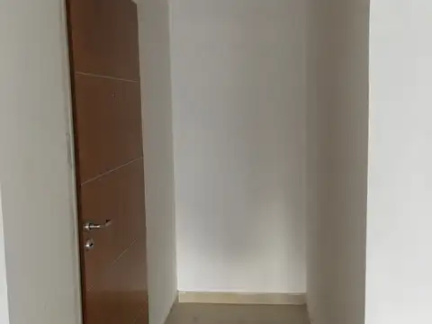 EXCELENTE Y ÚNICO EN LA ZONA, UN AMBIENTE Y MEDIO CON PATIO Y BALCÓN ATERRAZADO!