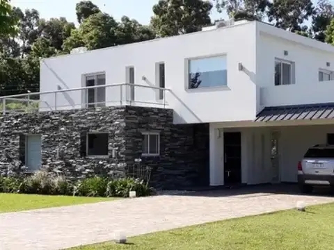 Casa en venta - 4 Dormitorios 4 Baños - Coronel Brandsen