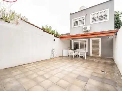 VENTA CASA EN VILLA BALLESTER DE 5 AMBIENTES CON DOBLE COCHERA Y PARRILLA