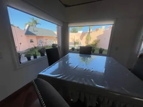 Venta casa 5 ambientes de categoria en Ramos Mejia, fondo, pileta
