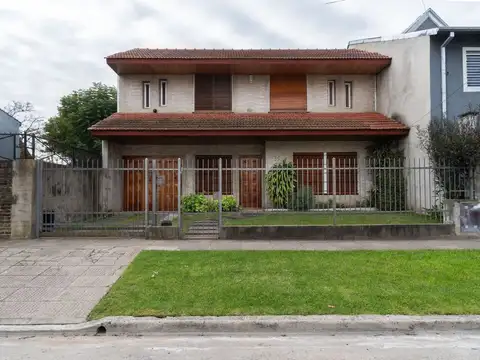 VENTA DE CASA 4 AMB. EN VILLA TESEI APTO CREDITO