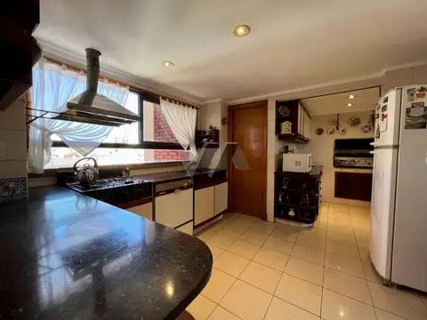 Amplio piso de 4 ambientes. Cochera. Zona Centro.