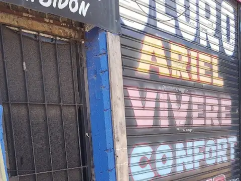 VENTA DE CASA CON 4 LOCALES SOBRE AVENIDA COBO