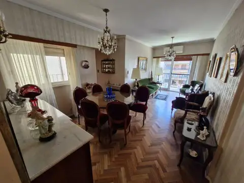 Excelente 3Ambientres c/Dep. al Frente con 2 Balcones Corrido sobre Boulevard Charcas