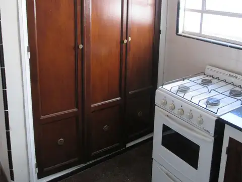 Oficina 8 ambientes con 1 baño