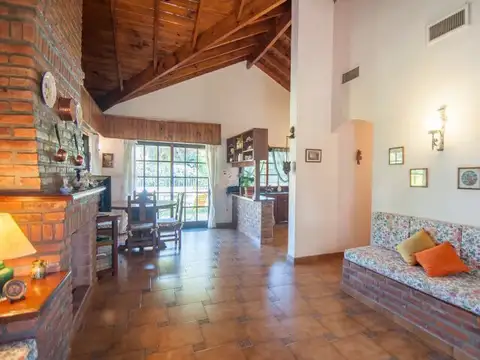 Casa 4 ambientes con 2 baños