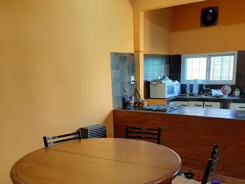 Casa 4 ambientes con 2 baños