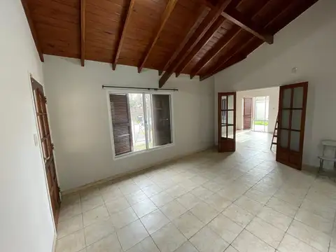 VENTA CASA 4 AMBIENTES IMPECABLE MARCOS PAZ CENTRO