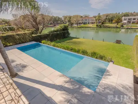 Casa 6 ambientes con 4 baños