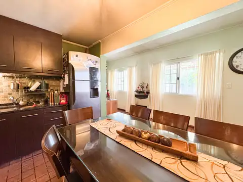 Casa en Venta con 3 cocheras