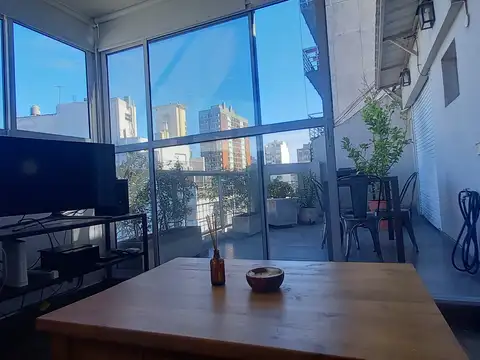 Venta de 2 ambientes en Abasto con balcón terraza al frente