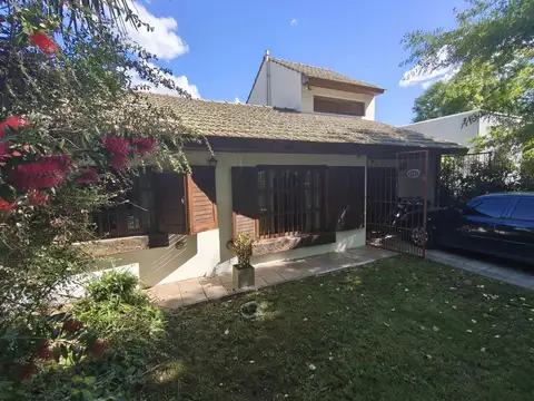 Chalet de 4 ambientes con parque!