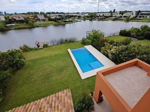 Casa en Venta con 3 cocheras