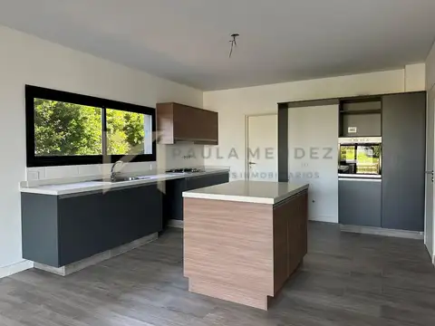 Casa 6 ambientes con 4 baños